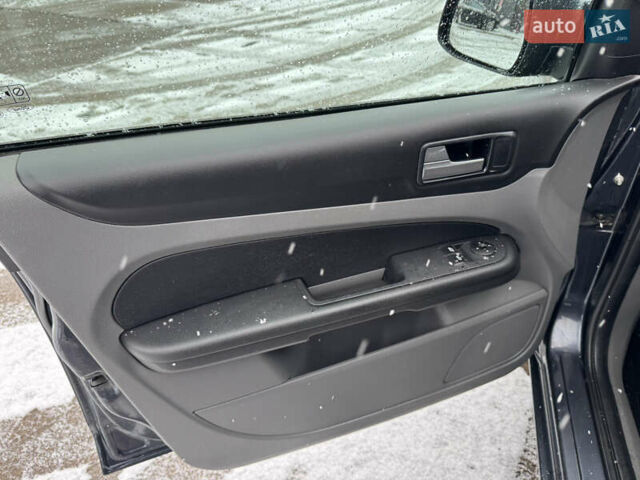 Серый Форд Фокус, объемом двигателя 1.6 л и пробегом 175 тыс. км за 4750 $, фото 39 на Automoto.ua