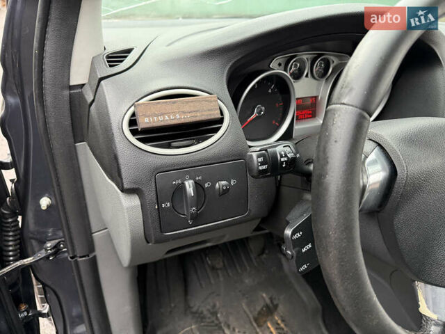 Серый Форд Фокус, объемом двигателя 1.6 л и пробегом 224 тыс. км за 4200 $, фото 23 на Automoto.ua