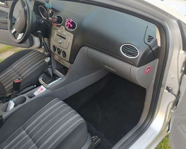 Серый Форд Фокус, объемом двигателя 1.6 л и пробегом 220 тыс. км за 5900 $, фото 3 на Automoto.ua