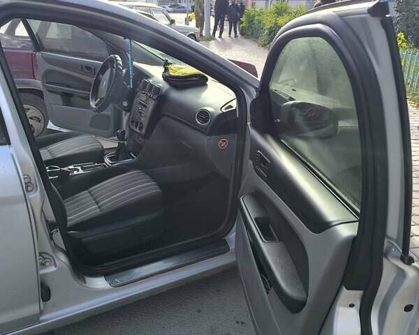 Сірий Форд Фокус, об'ємом двигуна 1.6 л та пробігом 247 тис. км за 5800 $, фото 2 на Automoto.ua