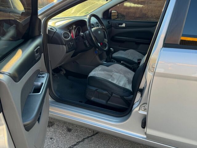 Серый Форд Фокус, объемом двигателя 1.6 л и пробегом 257 тыс. км за 6000 $, фото 5 на Automoto.ua