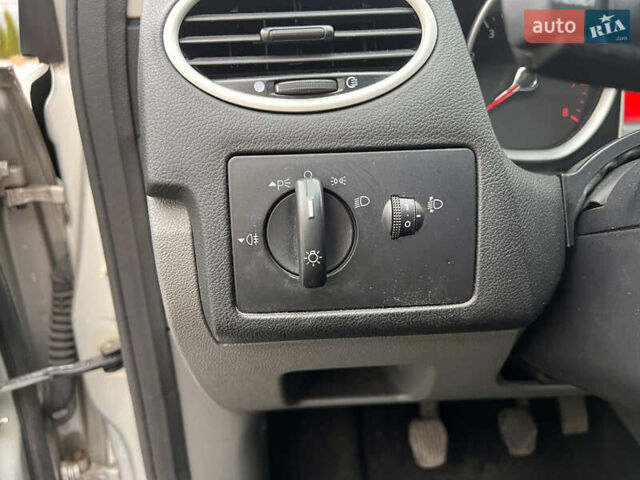 Серый Форд Фокус, объемом двигателя 1.6 л и пробегом 227 тыс. км за 5898 $, фото 19 на Automoto.ua