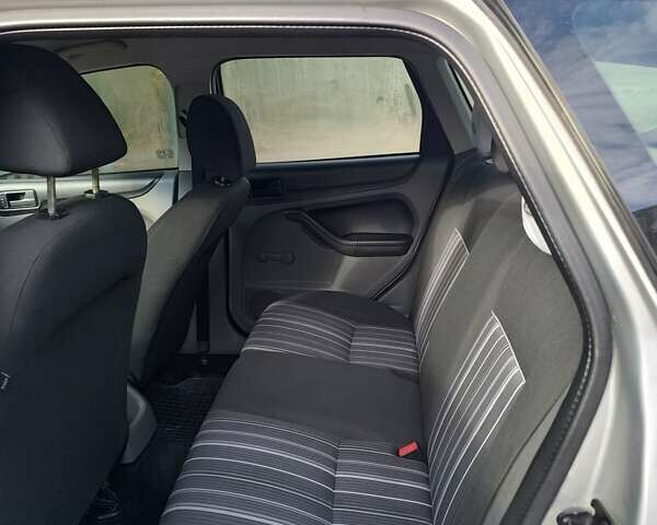 Сірий Форд Фокус, об'ємом двигуна 1.6 л та пробігом 247 тис. км за 5800 $, фото 7 на Automoto.ua