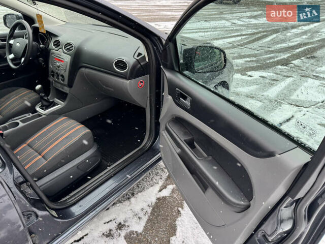 Серый Форд Фокус, объемом двигателя 1.6 л и пробегом 175 тыс. км за 4750 $, фото 42 на Automoto.ua