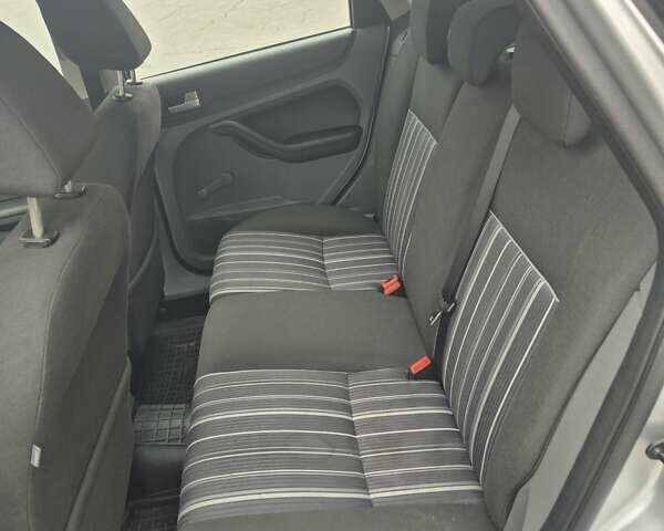 Серый Форд Фокус, объемом двигателя 1.6 л и пробегом 157 тыс. км за 5500 $, фото 14 на Automoto.ua