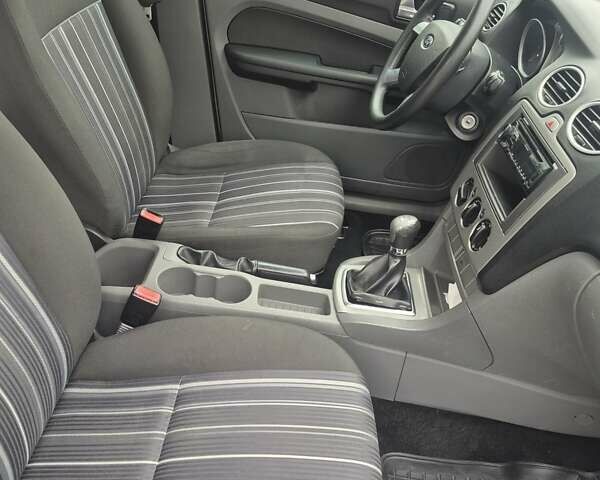 Серый Форд Фокус, объемом двигателя 1.6 л и пробегом 157 тыс. км за 5999 $, фото 9 на Automoto.ua