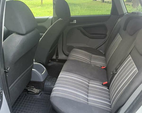 Форд Фокус 2009 у Бердичеве на Automoto.ua Сірий Форд Фокус, об'ємом двигуна 1.6 л та пробігом 260 тис. км за 5250 $, фото 4 на Automoto.ua