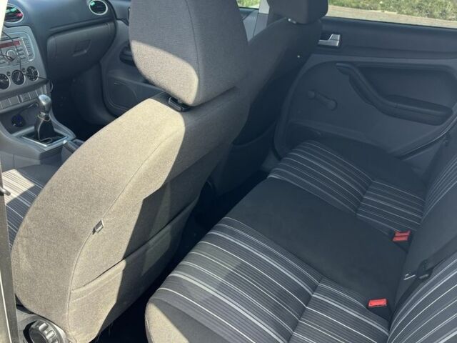 Серый Форд Фокус, объемом двигателя 1.6 л и пробегом 280 тыс. км за 4650 $, фото 5 на Automoto.ua