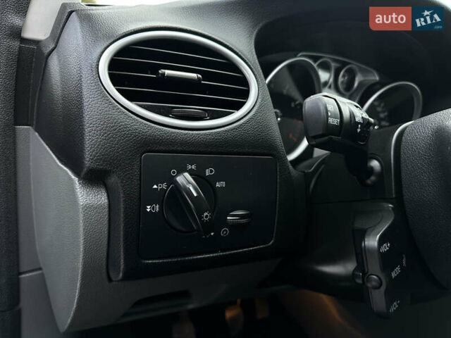 Сірий Форд Фокус, об'ємом двигуна 1.8 л та пробігом 207 тис. км за 6500 $, фото 25 на Automoto.ua