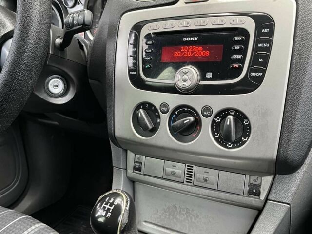 Серый Форд Фокус, объемом двигателя 1.6 л и пробегом 299 тыс. км за 4500 $, фото 5 на Automoto.ua