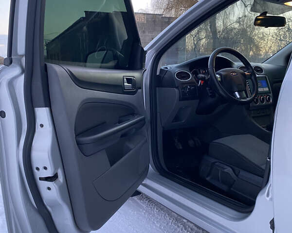 Серый Форд Фокус, объемом двигателя 1.6 л и пробегом 299 тыс. км за 5700 $, фото 17 на Automoto.ua