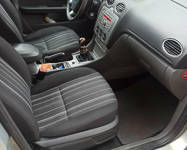 Серый Форд Фокус, объемом двигателя 1.6 л и пробегом 341 тыс. км за 4000 $, фото 13 на Automoto.ua