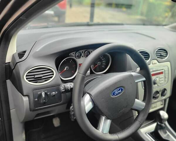 Серый Форд Фокус, объемом двигателя 1.6 л и пробегом 230 тыс. км за 5500 $, фото 7 на Automoto.ua