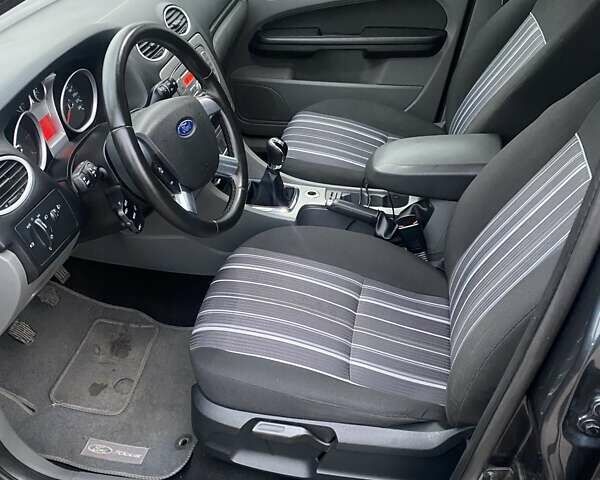 Серый Форд Фокус, объемом двигателя 1.6 л и пробегом 265 тыс. км за 5000 $, фото 5 на Automoto.ua