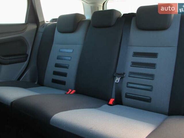 Сірий Форд Фокус, об'ємом двигуна 1.6 л та пробігом 251 тис. км за 3950 $, фото 12 на Automoto.ua