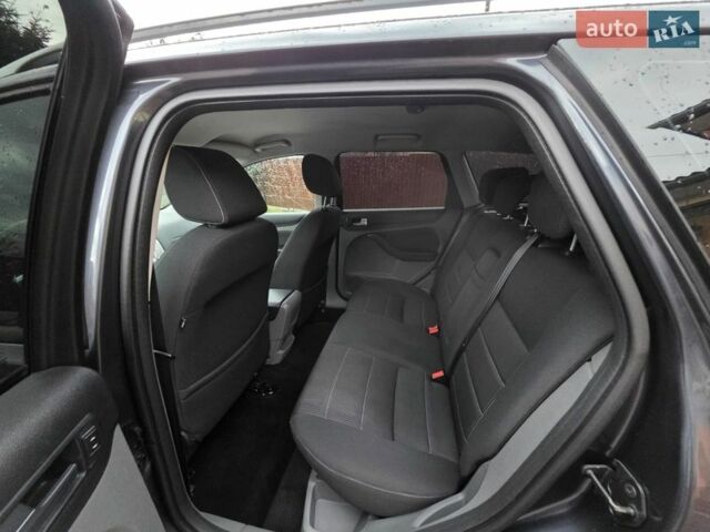 Серый Форд Фокус, объемом двигателя 1.6 л и пробегом 270 тыс. км за 5499 $, фото 5 на Automoto.ua