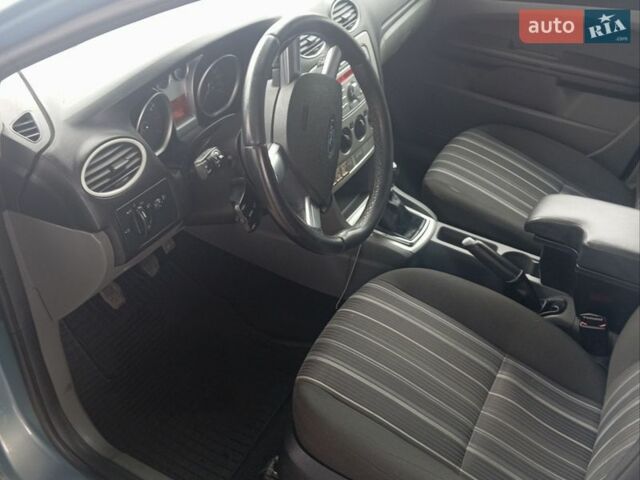 Сірий Форд Фокус, об'ємом двигуна 1.6 л та пробігом 249 тис. км за 6000 $, фото 3 на Automoto.ua