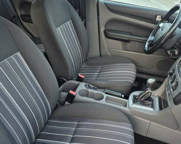 Серый Форд Фокус, объемом двигателя 1.6 л и пробегом 160 тыс. км за 4999 $, фото 14 на Automoto.ua