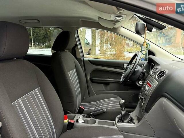 Серый Форд Фокус, объемом двигателя 1.6 л и пробегом 179 тыс. км за 5800 $, фото 7 на Automoto.ua