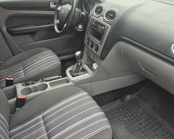 Серый Форд Фокус, объемом двигателя 1.6 л и пробегом 157 тыс. км за 5500 $, фото 12 на Automoto.ua