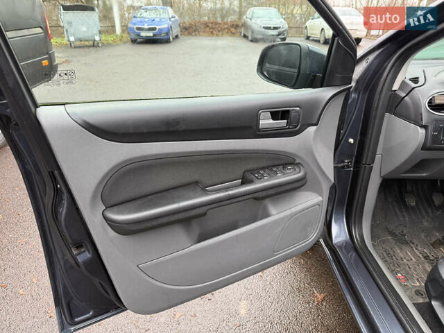 Серый Форд Фокус, объемом двигателя 1.6 л и пробегом 224 тыс. км за 4200 $, фото 24 на Automoto.ua