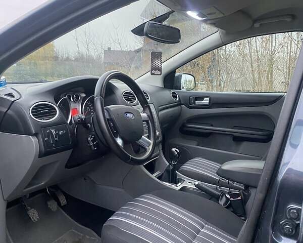 Серый Форд Фокус, объемом двигателя 1.6 л и пробегом 265 тыс. км за 5000 $, фото 2 на Automoto.ua