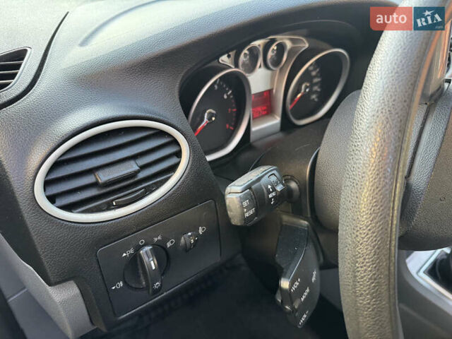 Серый Форд Фокус, объемом двигателя 1.6 л и пробегом 173 тыс. км за 5300 $, фото 13 на Automoto.ua