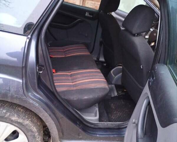 Серый Форд Фокус, объемом двигателя 1.6 л и пробегом 174 тыс. км за 4900 $, фото 1 на Automoto.ua