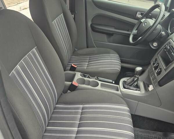 Серый Форд Фокус, объемом двигателя 1.6 л и пробегом 157 тыс. км за 5999 $, фото 11 на Automoto.ua