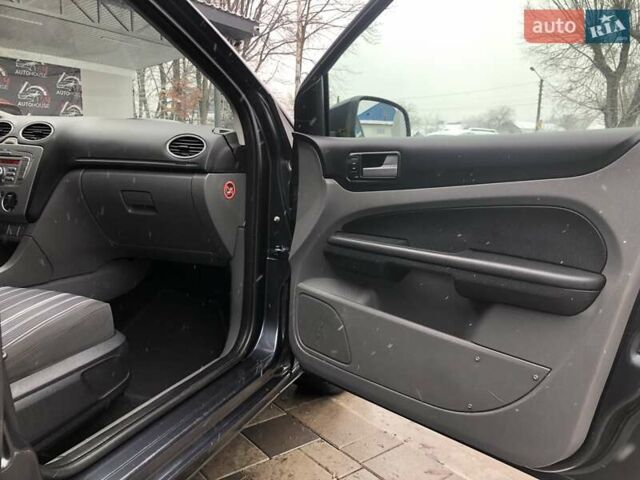 Серый Форд Фокус, объемом двигателя 1.6 л и пробегом 200 тыс. км за 4999 $, фото 1 на Automoto.ua