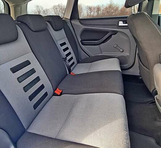 Сірий Форд Фокус, об'ємом двигуна 1.6 л та пробігом 260 тис. км за 6200 $, фото 28 на Automoto.ua