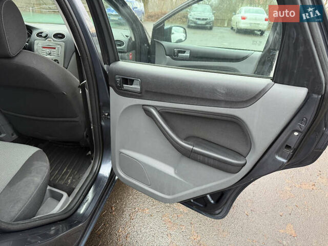 Серый Форд Фокус, объемом двигателя 1.6 л и пробегом 224 тыс. км за 4200 $, фото 18 на Automoto.ua