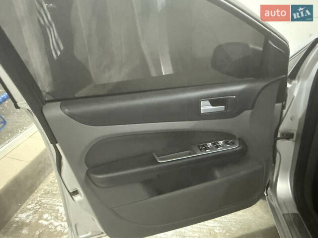 Серый Форд Фокус, объемом двигателя 1.6 л и пробегом 253 тыс. км за 6500 $, фото 7 на Automoto.ua