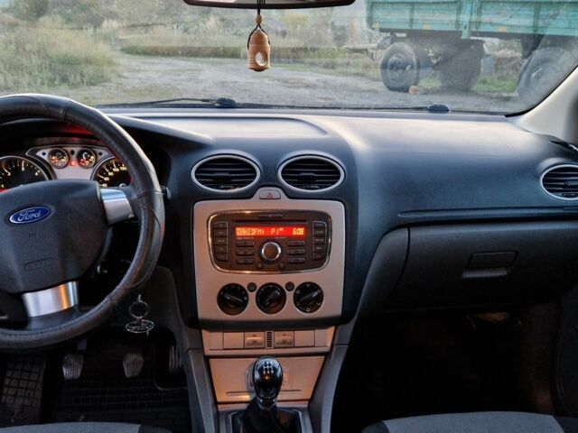 Серый Форд Фокус, объемом двигателя 1.6 л и пробегом 215 тыс. км за 5500 $, фото 6 на Automoto.ua