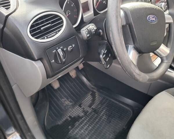 Серый Форд Фокус, объемом двигателя 1.6 л и пробегом 261 тыс. км за 5500 $, фото 8 на Automoto.ua