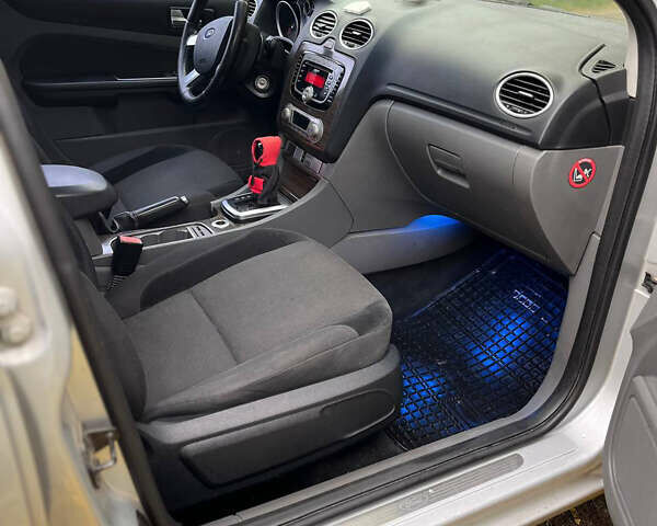 Серый Форд Фокус, объемом двигателя 1.6 л и пробегом 273 тыс. км за 4000 $, фото 7 на Automoto.ua