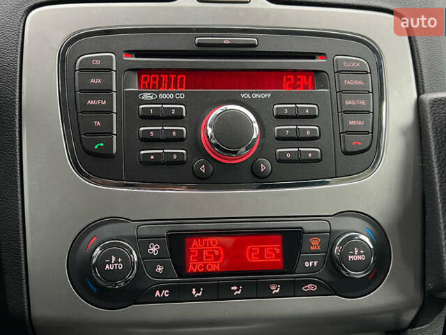 Серый Форд Фокус, объемом двигателя 1.56 л и пробегом 175 тыс. км за 5400 $, фото 13 на Automoto.ua