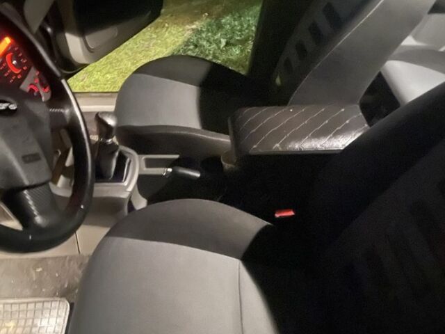 Серый Форд Фокус, объемом двигателя 1.6 л и пробегом 300 тыс. км за 5000 $, фото 1 на Automoto.ua