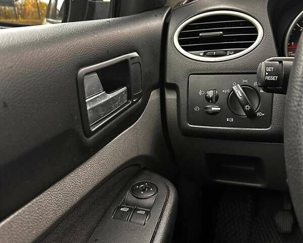 Сірий Форд Фокус, об'ємом двигуна 1.56 л та пробігом 300 тис. км за 5200 $, фото 31 на Automoto.ua