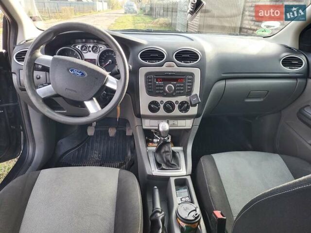 Серый Форд Фокус, объемом двигателя 1.6 л и пробегом 261 тыс. км за 5500 $, фото 5 на Automoto.ua