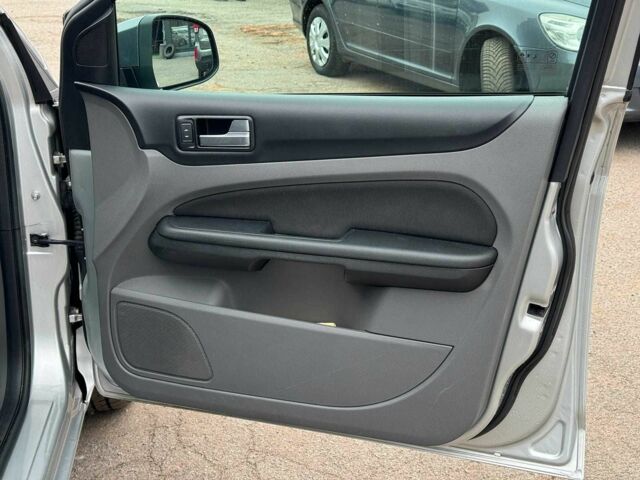 Сірий Форд Фокус, об'ємом двигуна 1.6 л та пробігом 300 тис. км за 5440 $, фото 21 на Automoto.ua