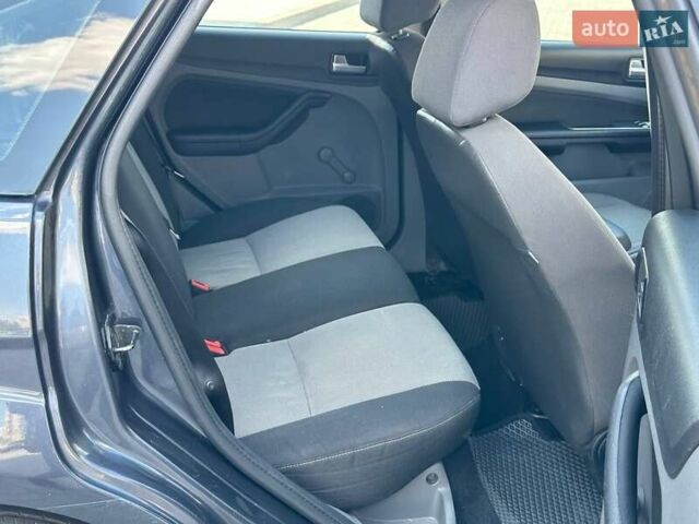 Серый Форд Фокус, объемом двигателя 1.6 л и пробегом 260 тыс. км за 5100 $, фото 4 на Automoto.ua