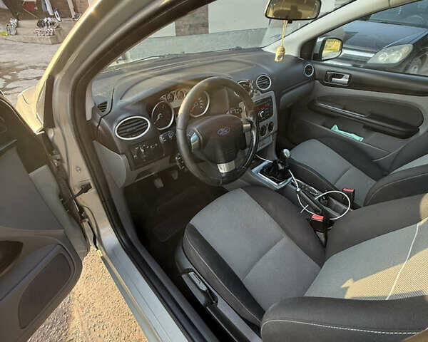 Серый Форд Фокус, объемом двигателя 1.6 л и пробегом 230 тыс. км за 4650 $, фото 10 на Automoto.ua