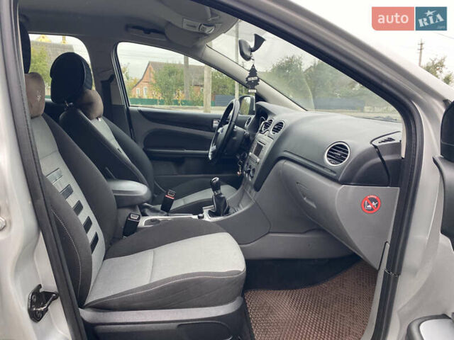 Сірий Форд Фокус, об'ємом двигуна 1.6 л та пробігом 303 тис. км за 6200 $, фото 44 на Automoto.ua