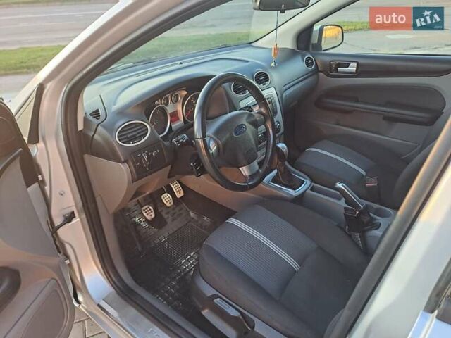 Серый Форд Фокус, объемом двигателя 1.6 л и пробегом 200 тыс. км за 6400 $, фото 13 на Automoto.ua