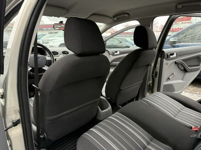 Серый Форд Фокус, объемом двигателя 1.6 л и пробегом 156 тыс. км за 6850 $, фото 5 на Automoto.ua