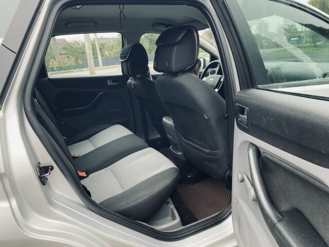 Серый Форд Фокус, объемом двигателя 1.6 л и пробегом 302 тыс. км за 5999 $, фото 12 на Automoto.ua