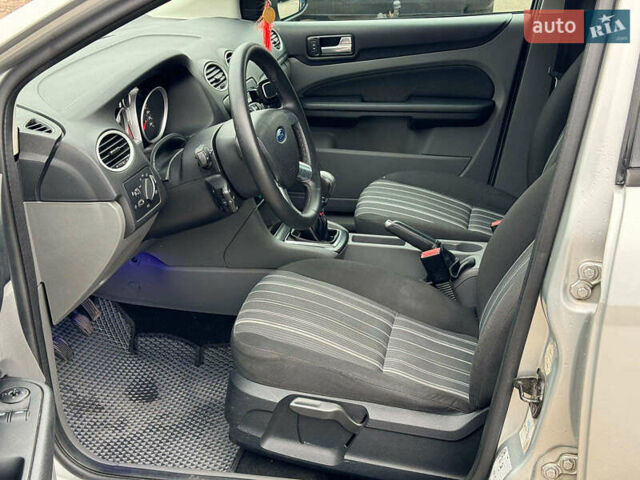 Сірий Форд Фокус, об'ємом двигуна 1.6 л та пробігом 300 тис. км за 5440 $, фото 12 на Automoto.ua