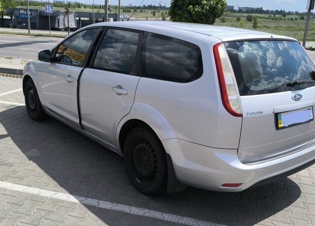 Серый Форд Фокус, объемом двигателя 1.6 л и пробегом 325 тыс. км за 2999 $, фото 2 на Automoto.ua