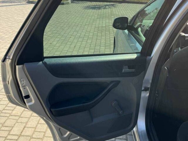 Серый Форд Фокус, объемом двигателя 1.6 л и пробегом 338 тыс. км за 7000 $, фото 7 на Automoto.ua